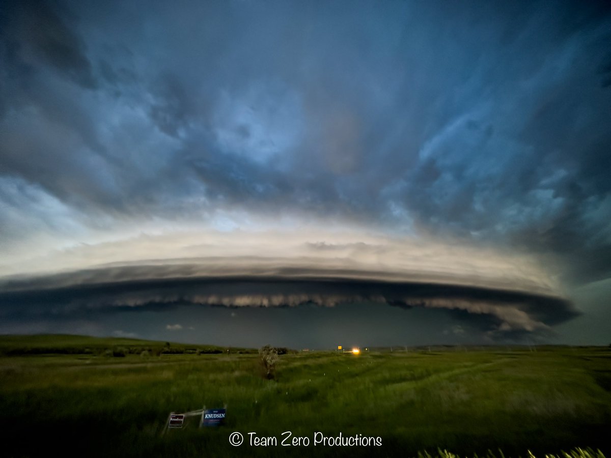 PappenheimWx's tweet image. Yesterday evening will go down in history as one of the most memorable northern plains chases for me personally. Little did I know that I would capture the most incredible shelf structure of my career, and quite possibly a contender for structure of the year. These photos were…