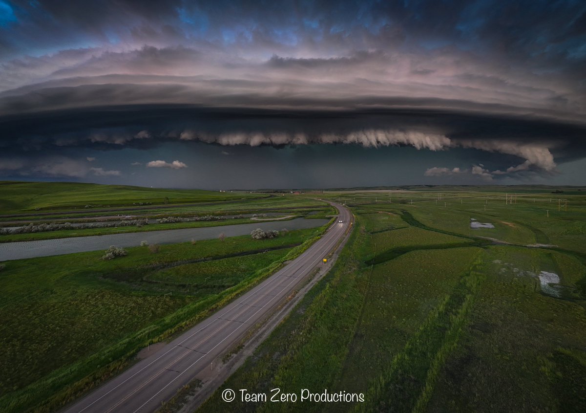 PappenheimWx's tweet image. Yesterday evening will go down in history as one of the most memorable northern plains chases for me personally. Little did I know that I would capture the most incredible shelf structure of my career, and quite possibly a contender for structure of the year. These photos were…