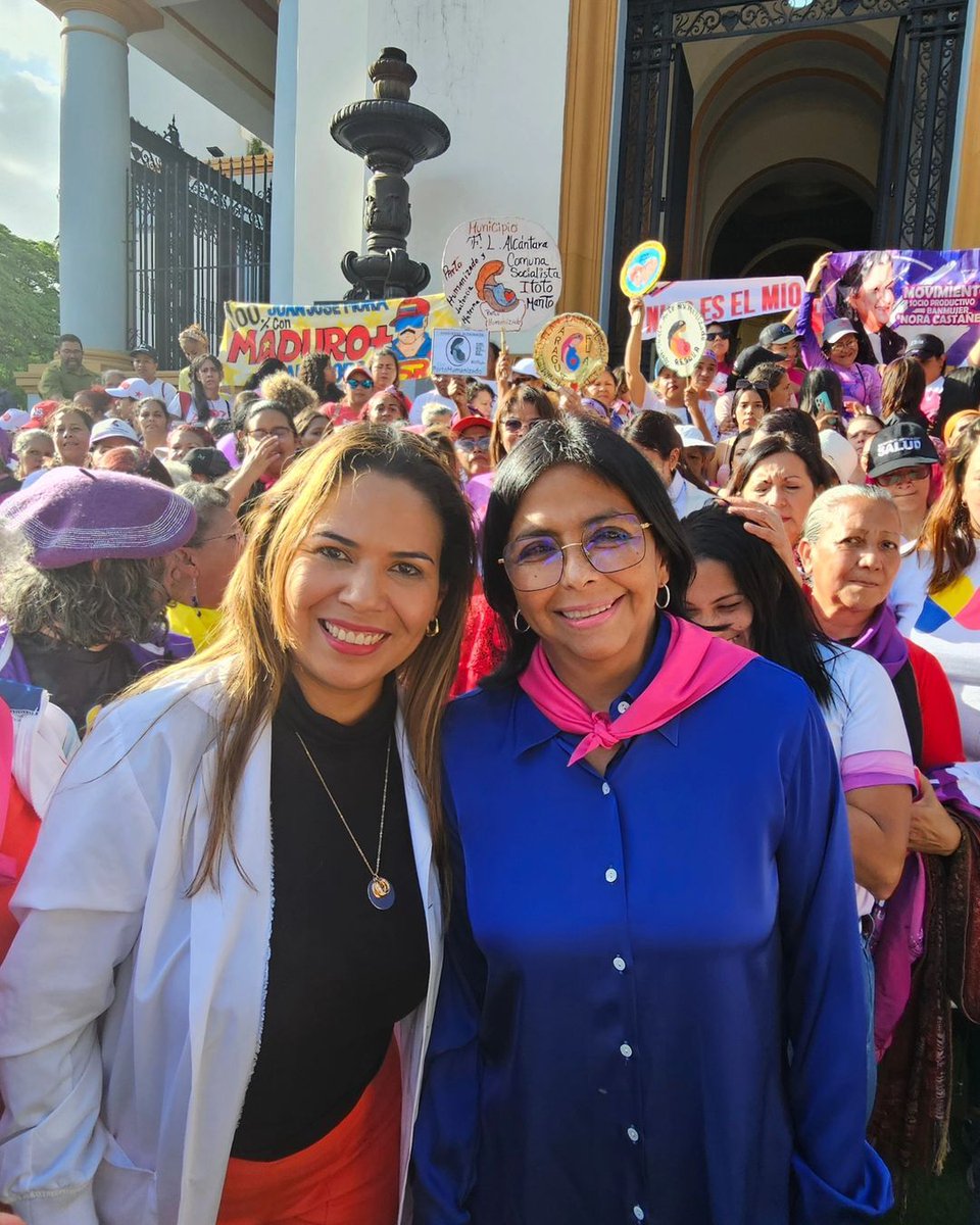 #16Jun | Mujeres venezolanas rinden homenaje al Padre de la Patria

👏El evento, marcado por la valentía que caracteriza al pueblo venezolano, contó con la presencia de destacadas científicas, tecnólogas e innovadoras del país.

Más➡️tinyurl.com/mrxw53at

#NicoEsElQueFrao