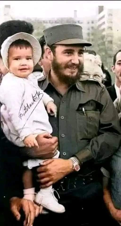 ArmandoGarcaDe2's tweet photo. ¡Muchas felicidades a todos los padres cubanos! 🇨🇺
Con calor paternal Fidel abrigó un país, acunó una Revolución y la amó, como aman los padres a sus hijos. https://t.co/h4mS0aJBxB