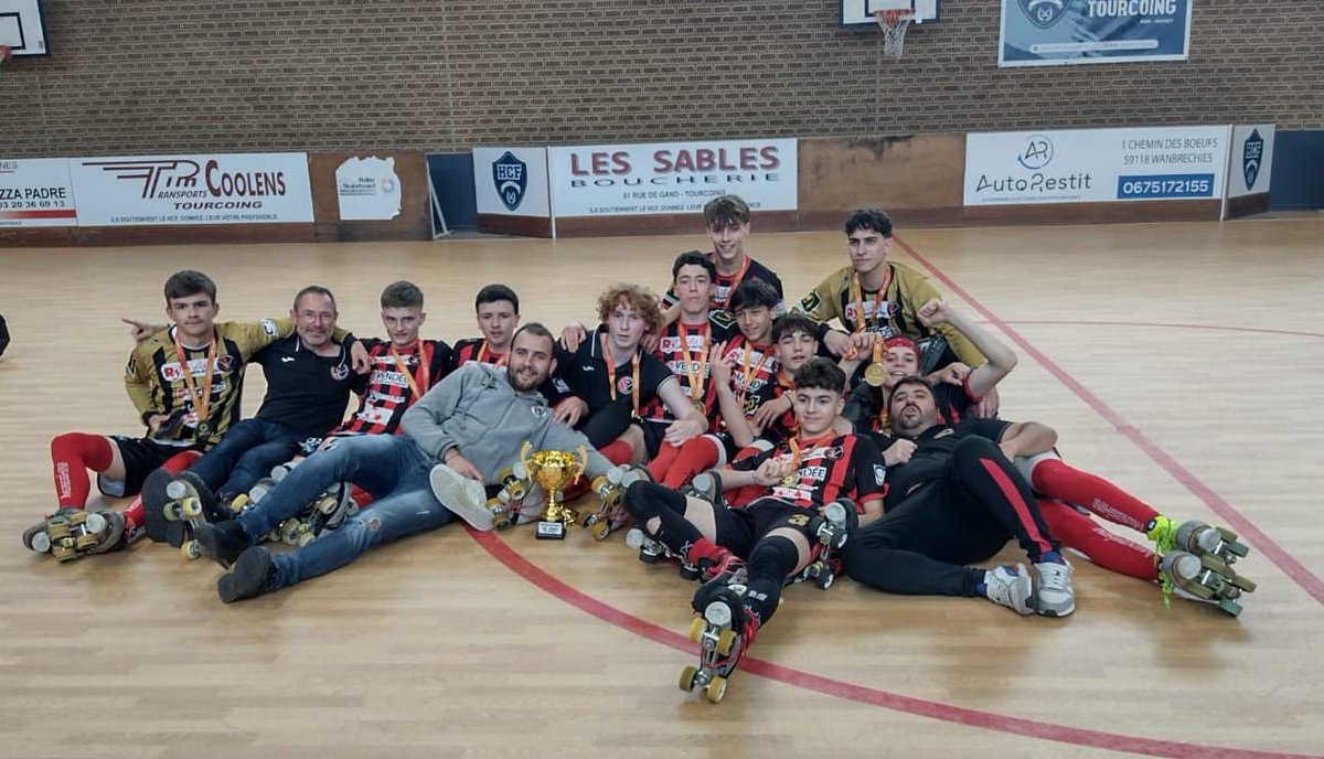 Finales Championnat de France U18 🇨🇵🏆]

Les Rouges et Noirs s'imposent 4-0 en finale face au @samerignac_hockey .

Il sont champions de France 🏆🇨🇵🥇

Bravo 👏🏻 aux joueurs, dirigeants, familles et supporters qui les ont accompagné tout le week-end à @hcf_tourcoing