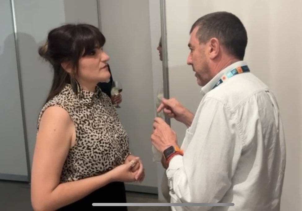 A veces el destino te regala encuentros maravillosos, ayer después del magnífico concierto de Rozalen pudimos hablar con ella un ratito. Impresionante su calidad humana y su compromiso con los valores que defendemos. ⁦<a href="/Ascdiresociales/">José Manuel Ramírez Navarro</a>⁩ ⁦<a href="/RozalenMusic/">Rozalén</a>⁩