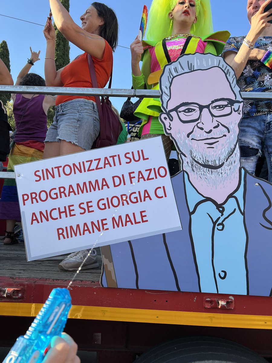 matteo105's tweet image. descrivere l’unicità e la bellezza di questa giornata è impossibile. Grazie a tutte le belle persone incontrate e conosciute ieri. Non aggiungo altro perché altrimenti inizio a piangere anche se probabilmente è colpa della febbre a 39. #RomaPride 🌈