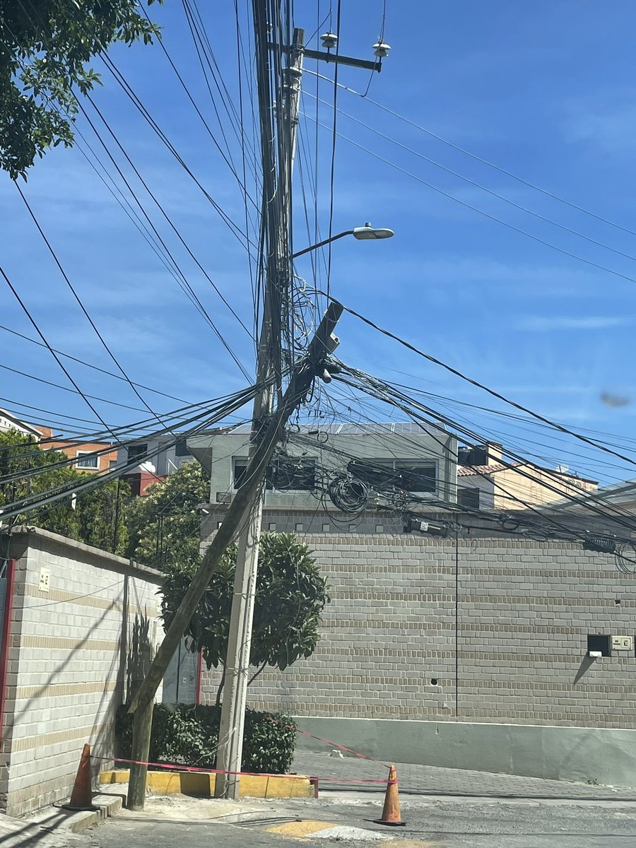 Vane_ColMx's tweet photo. @TELMEXSoluciona @HuixquiGob su apoyo, alguien golpeó este poste y está a punto de caerse al piso en cerrada Guillermo Prieto, Jesús del Monte. Antes que sea un problema más grande 

CP 52764
#urge https://t.co/TOgzh5xquv