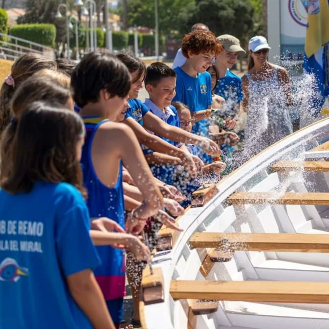 RemoLaCala's tweet photo. Bonita mañana, y muy especial para los pequeños del club, con la botadura de nuestra nueva #chalana Marinera.

¡La familia crece!

@aytorincon 
@deportesrinconv https://t.co/i9JhqMzA0c