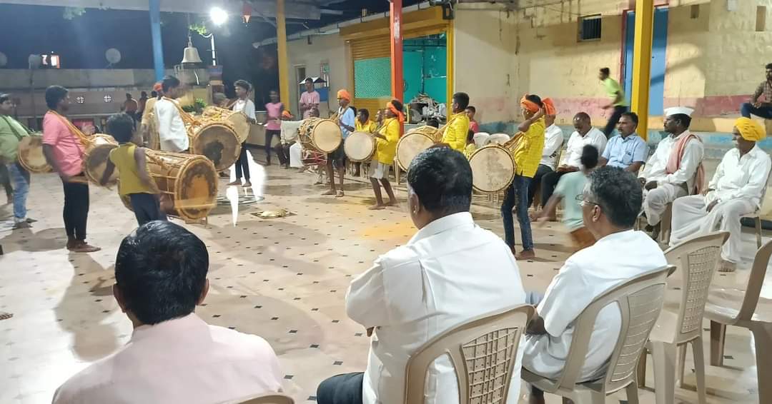 SLJarkiholi's tweet photo. ಗೋಕಾಕ‌ ನಗರದ ಬೀರೇಶ್ವರ ದೇವಸ್ಥಾನಕ್ಕೆ ಇಂದು ಭೇಟಿ ನೀಡಿ,  ಪಾರಂಪರಿಕ ಡೊಳ್ಳಿನ ಪದಗಳನ್ನು ಸವಿಯುವ ಮೂಲಕ ಸಂತಸದ ಕ್ಷಣಗಳನ್ನು ಕಳೆಯಲಾಯಿತು.
ಈ‌ ಸಂದರ್ಭದಲ್ಲಿ ದೇವಸ್ಥಾನದ ಆಡಳಿತ ಮಂಡಳಿ ಸದಸ್ಯರು ಆತ್ಮೀಯವಾಗಿ ಸನ್ಮಾನಿಸಿದರು.
@INCKarnataka
@INCIndia @siddaramaiah https://t.co/HqOeqkzxPM