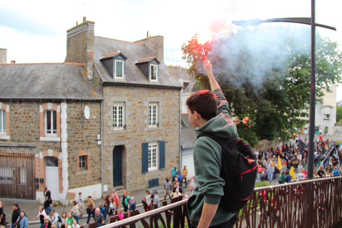 Socialistes22's tweet photo. 2500 personnes, ce matin, dans les rues de Saint-Brieuc pour dire 𝐍𝐎𝐍 au @RNational_22 et 𝐎𝐔𝐈 à un sursaut démocratique et social ! ✊ https://t.co/EjoRX2Inuo