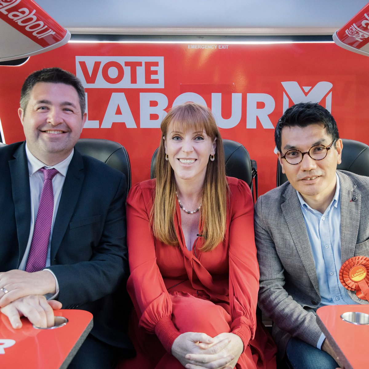 AngelaRayner's tweet image. Tremendous to be in Telford this week.

I joined Labour’s terrific candidate Shaun Davies the wonderful Roh Yakobi who is standing in the Wrekin.

We found the club’s newest recruit. 🙌🏻 🌹