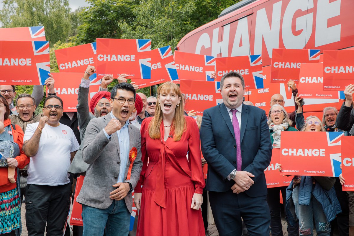 AngelaRayner's tweet image. Tremendous to be in Telford this week.

I joined Labour’s terrific candidate Shaun Davies the wonderful Roh Yakobi who is standing in the Wrekin.

We found the club’s newest recruit. 🙌🏻 🌹
