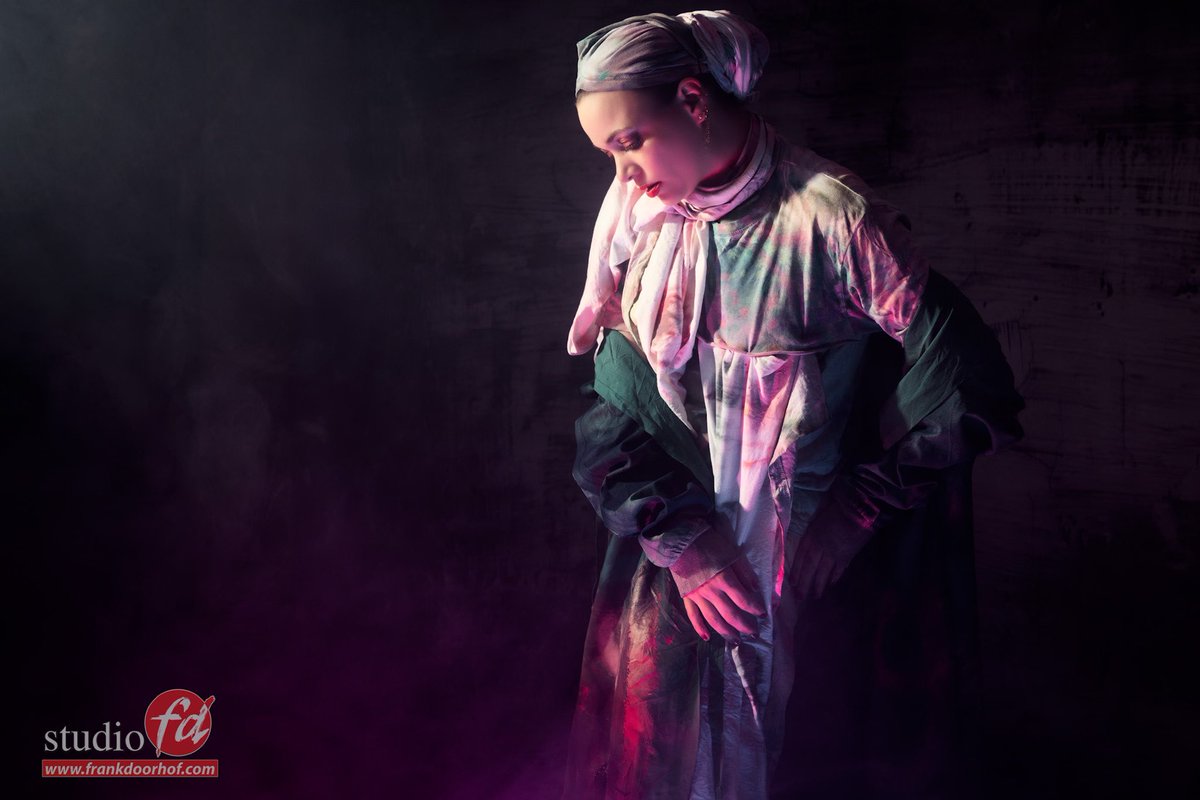 frankdoorhof's tweet photo. Nadine during a workshop playing with a look inspired by the old masters
#workshops #licht #fotografieworkshops #studioverlichting #modelfotografie #portretfotografie #creatieflicht #flitsen #continueverlichting https://t.co/D9daY76rkv