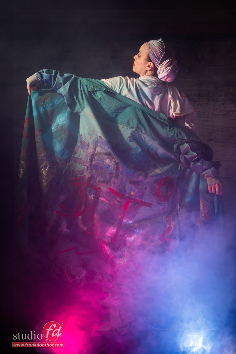 frankdoorhof's tweet photo. Nadine during a workshop playing with a look inspired by the old masters
#workshops #licht #fotografieworkshops #studioverlichting #modelfotografie #portretfotografie #creatieflicht #flitsen #continueverlichting https://t.co/D9daY76rkv