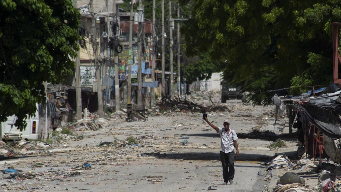 Tout terrain (@toutterrainrc) on Twitter photo État des lieux en #Haïti : « La situation ici est une situation de non droit. Avec les #GangsArmés, c'est tellement chaotique qu'il est difficile de savoir qui tue qui » - <a href="/AugusteRosy/">Rosy Auguste Ducena</a>
Notre envoyé spécial <a href="/belangerjf/">J-Francois Belanger</a> est sur le terrain
➡️ici.radio-canada.ca/ohdio/premiere… État des lieux en #Haïti : « La situation ici est une situation de non droit. Avec les #GangsArmés, c'est tellement chaotique qu'il est difficile de savoir qui tue qui » - <a href="/AugusteRosy/">Rosy Auguste Ducena</a>
Notre envoyé spécial <a href="/belangerjf/">J-Francois Belanger</a> est sur le terrain
➡️ici.radio-canada.ca/ohdio/premiere…