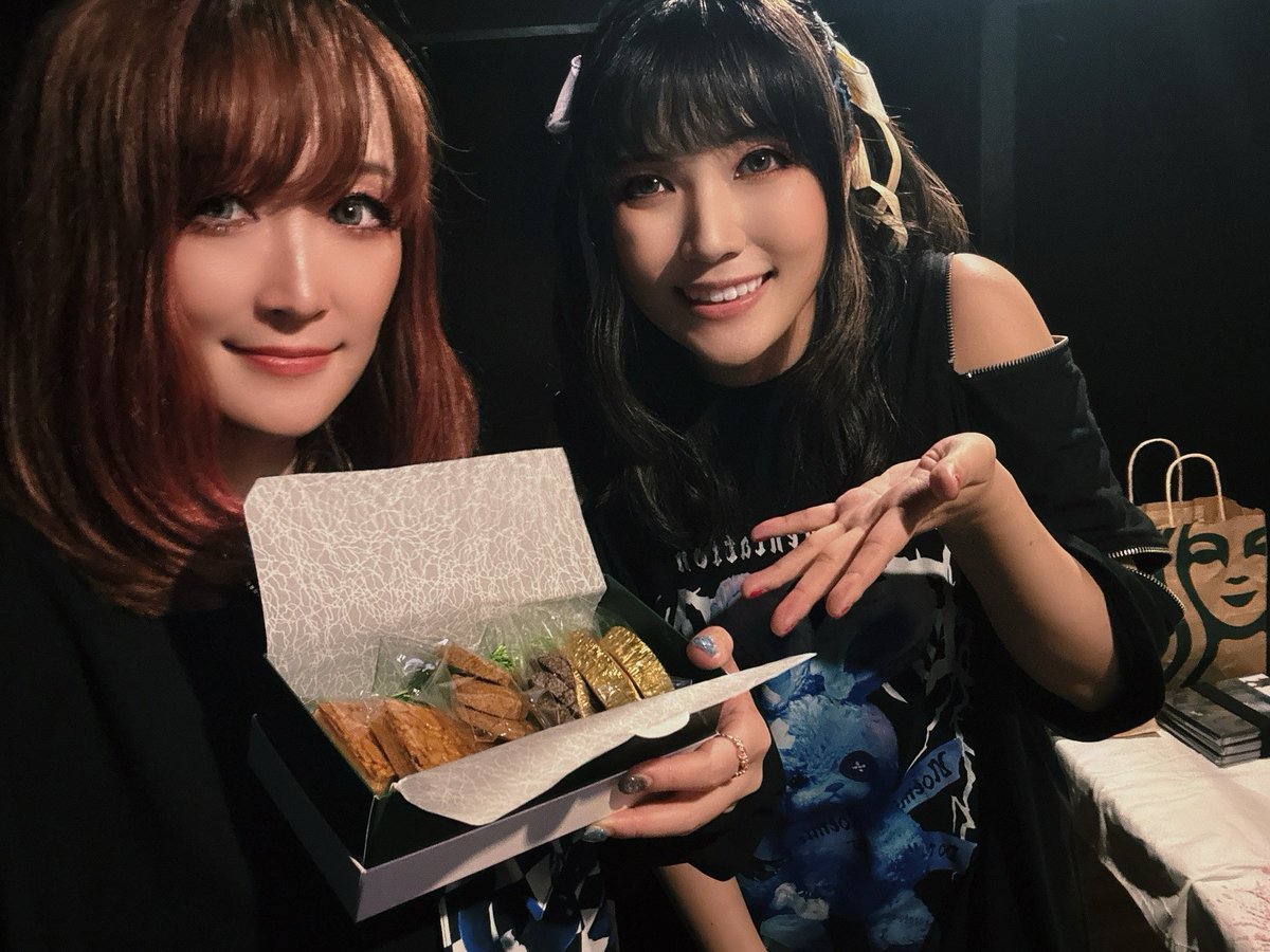 MIKIKOsinger's tweet photo. ユニユ��で出演してきた🎸
Black Lagoon曲のライブお届けは緊張しました🫨歌詞も研究したけどすごい深かった…🫢
貴重な1日の経験させて頂きました‼️

私にとって人生初の女性ベーシスト共演は
一ノ瀬さんでした💙

頂いた差し入れは、独り占めせず
ちゃんと無事に分けました🤭🤣
#UnionUniverse https://t.co/9WchPUxZXB