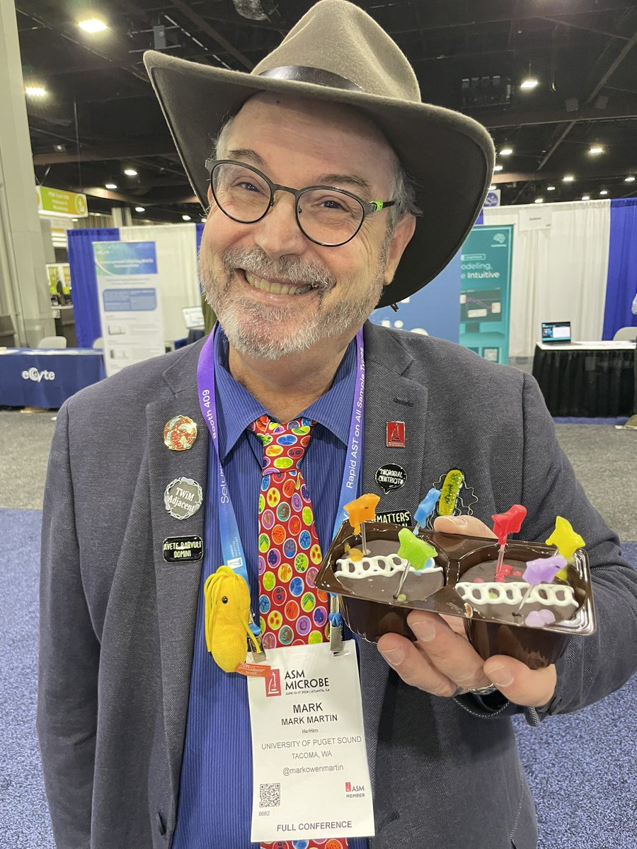 swirlgirl31415's tweet image. Happy birthday @markowenmartin. I loved that the audience at #ASMicrobe sang to you before the start of your live podcast with DingDongs and candles. I also loved meeting Rita Colwell. So glad to be sharing this day with you in Atlanta. ❤️❤️❤️