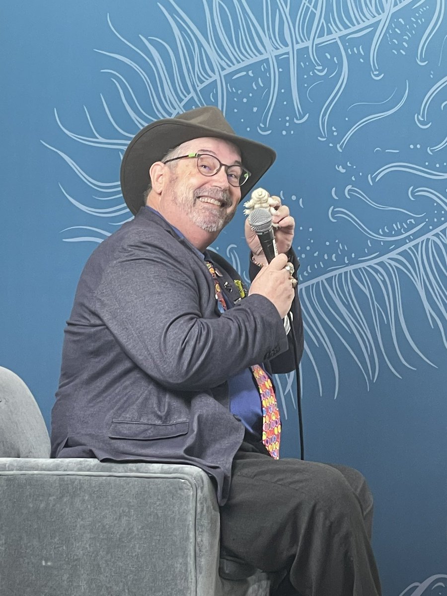 swirlgirl31415's tweet image. Happy birthday @markowenmartin. I loved that the audience at #ASMicrobe sang to you before the start of your live podcast with DingDongs and candles. I also loved meeting Rita Colwell. So glad to be sharing this day with you in Atlanta. ❤️❤️❤️