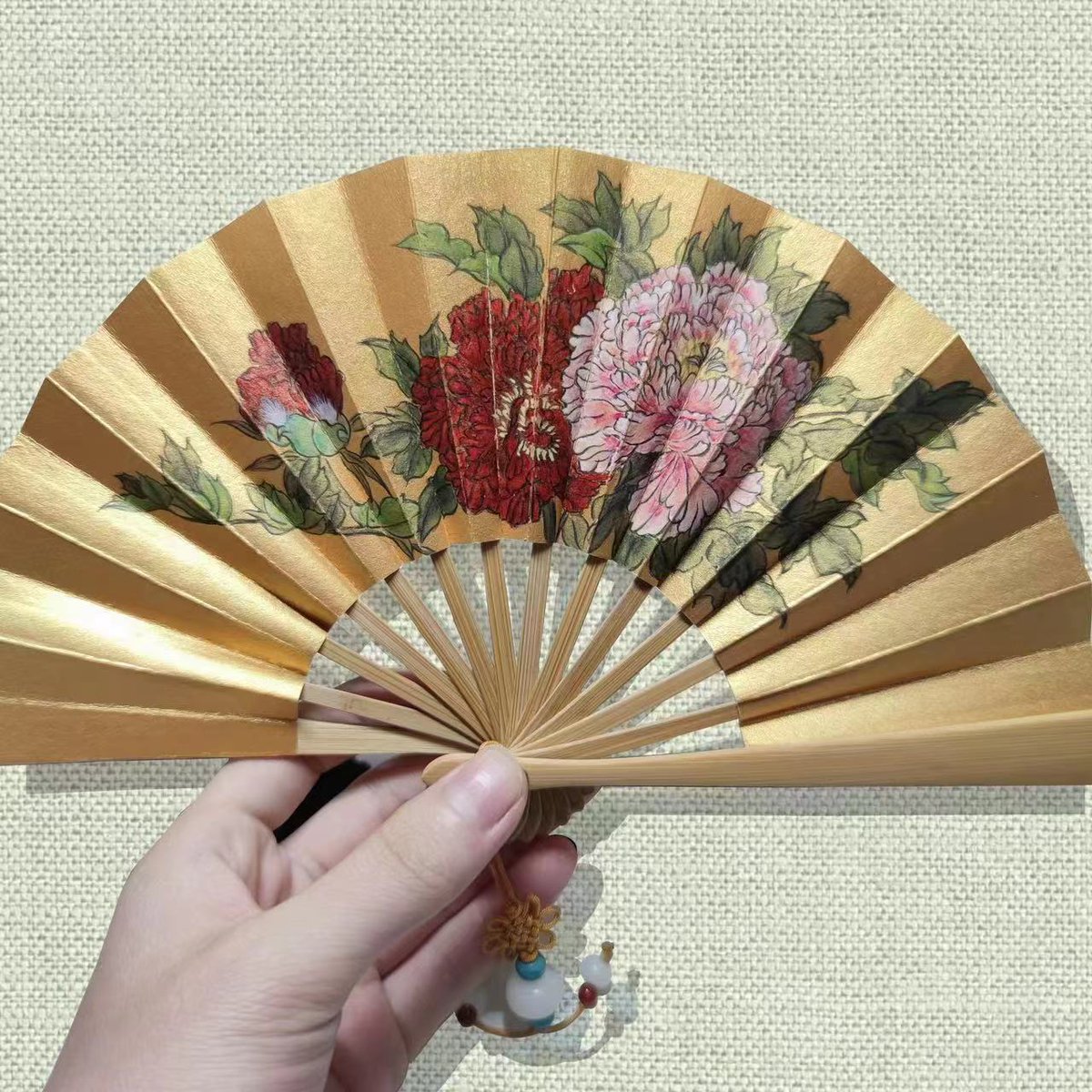 mutouccc's tweet image. 🎨 Introducing Our Mini Marvel: 4” Hand-Painted Jade Bamboo Fan 🏮 w/ Peonies
Handcrafted 4” fan, opens to 23cm diam.
Authentic jade bamboo, hand-polished bones.
Handwoven tassel w/ natural Bodhi seed &amp;amp; imitation turquoise beads.
#MiniFanLover #PeonyPattern #TraditionalArtisanry