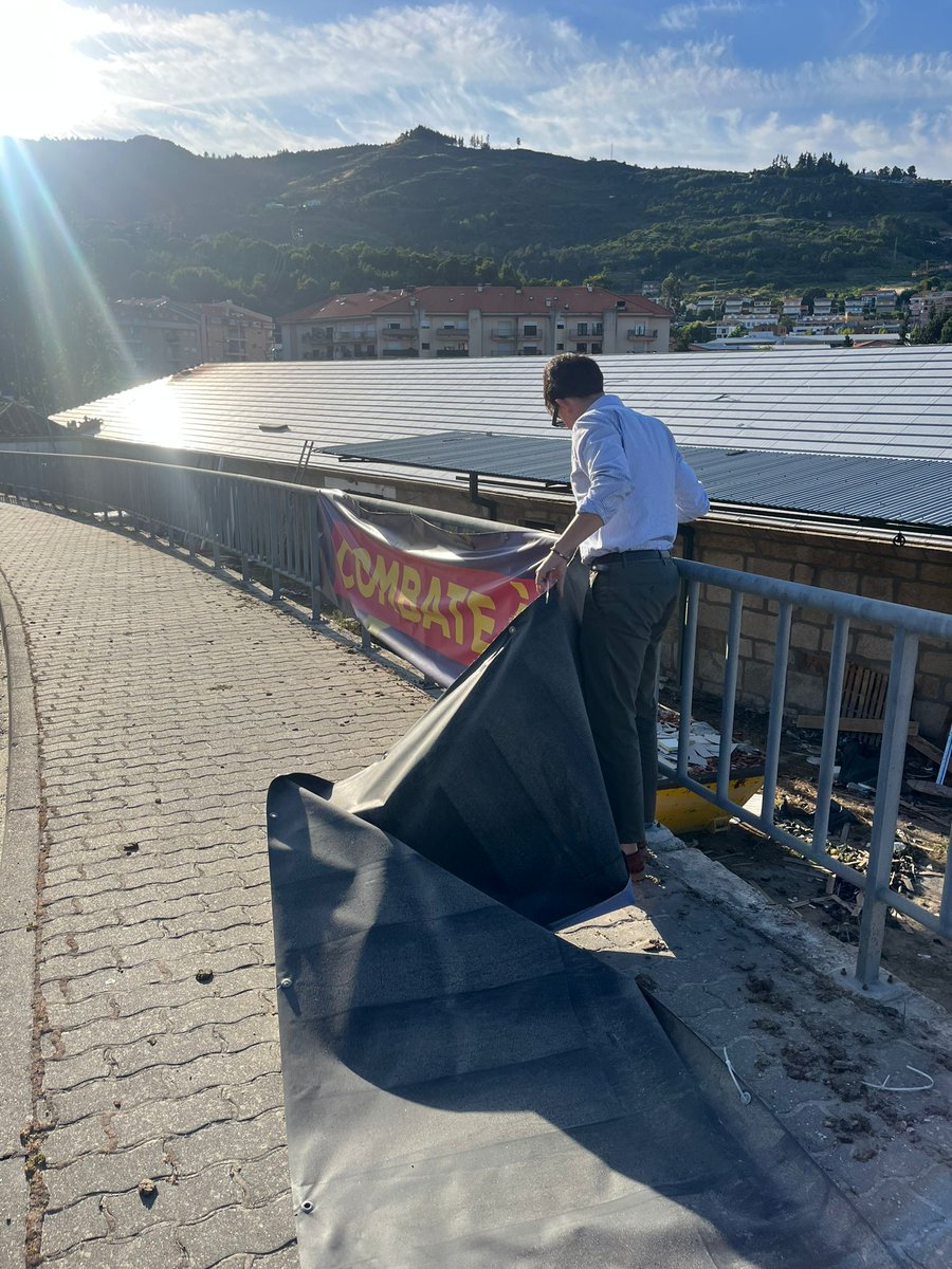 LamegoLiberal's tweet photo. Respeitar a nossa cidade também passa por cuidar do nosso património.🔵🔴Após as eleições, retiramos todo material de campanha que tínhamos nas ruas! Todos devemos assumir a responsabilidade ambiental e respeitar o espaço público mantendo-o limpo e protegendo o nosso ambiente..♻️ https://t.co/7U0j2lpPwf