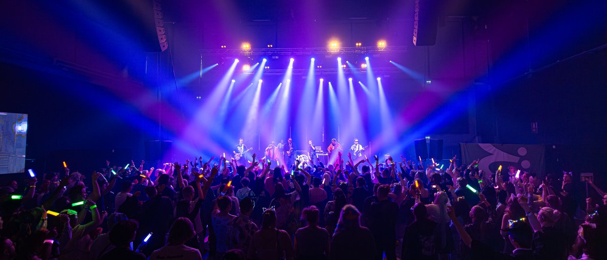 Olipa aika sairas meno, kiitos <a href="/desukun/">Desucon (Finland)</a> jälleen kerran! 😁 #desucon hauska tykitellä bassoo kans bassomusan lisäks with <a href="/HotAnimeBoyz/">HotAnimeBoyz</a> kuva @SadeN_0