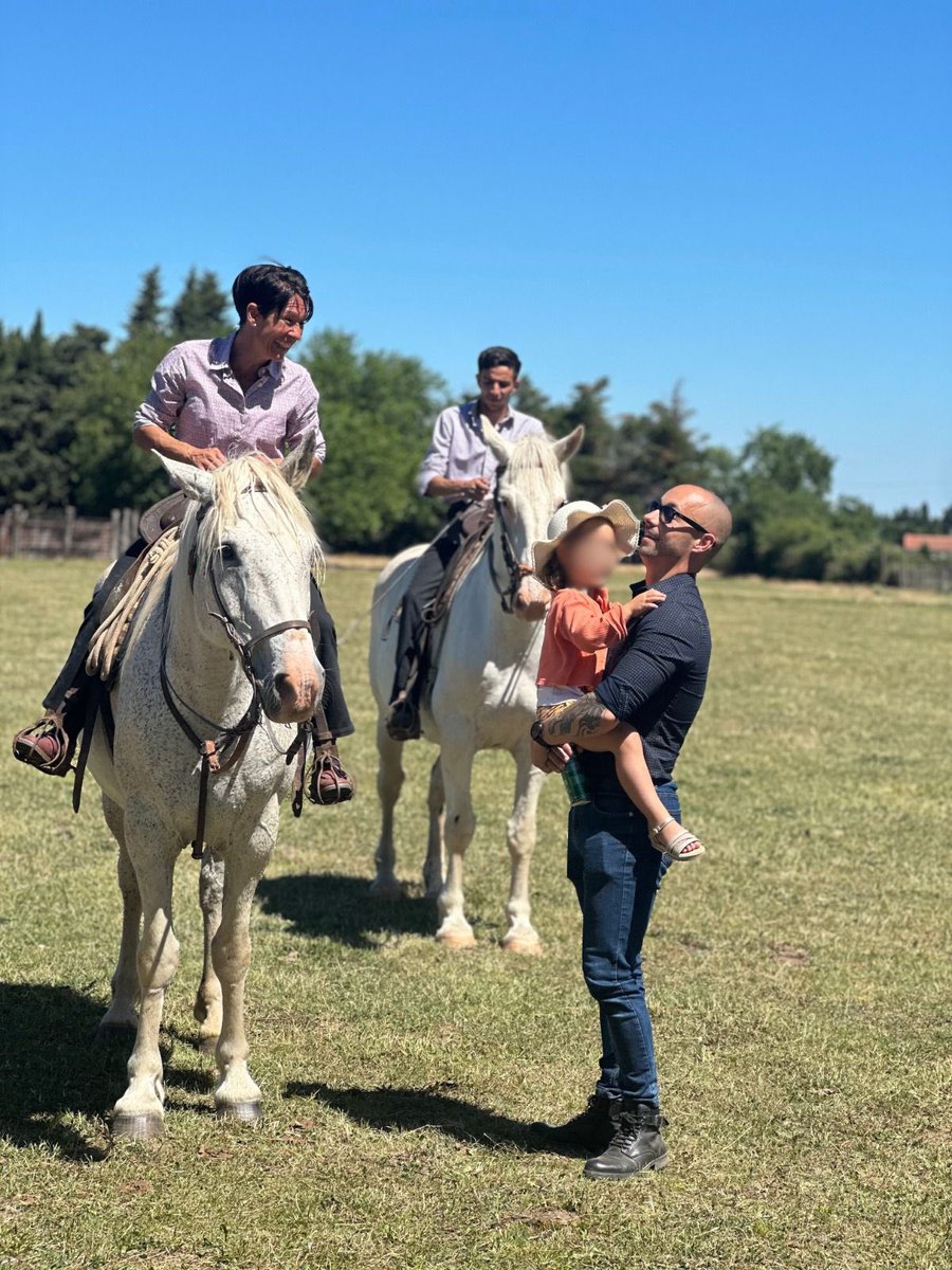 BaubryR's tweet photo. 🌞 Une belle matinée lors de la Ferrade du Club Taurin La Bouvine - Orgon à la Manade Grimaud à #Eygalières.
Traditions mises à l’honneur sous le soleil de Provence avec les passionnés de la bouvine ! 🐂
🌐https://t.co/ZXNW42hR9m
#ClubTaurin #bouvine #provence #Orgon #Ferrade #Baubry2024 #circo1315