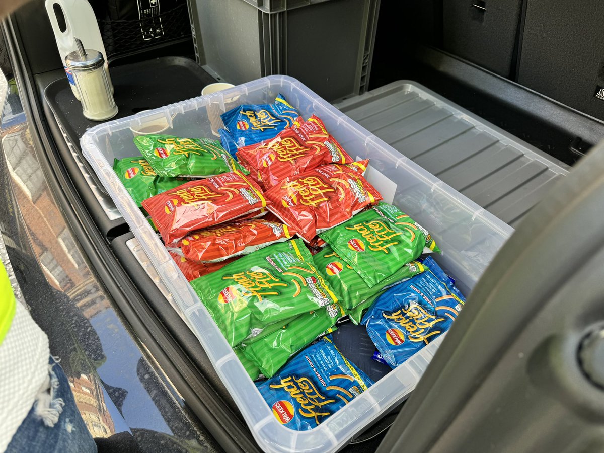 Double cheesy black bean burrito and fries!

Thanks to Avani &amp; Virai Dhillon for sponsoring tonight’s meals from Taco Bell. 

The meals were given out by volunteers from <a href="/sccycnhampton/">SCCYC</a> . 

#GiveBack #zeroemmissions #Northampton #NorthantsTogether #Northantshour #helpthehomeless