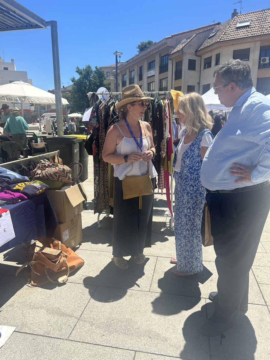 Mercado de Segunda Vida en la Plza Mayor y Plza Padre Vallet, 120 puestos de vecinos de #pozuelo que han vendido artículos que ya no usan y favorecido la economía circular. Gracias a <a href="/LaLiradePozuelo/">La Lira de Pozuelo</a> y School of Rock por sus magníficas actuaciones. <a href="/ayto_pozuelo/">Ayto Pozuelo de Alarcón</a> <a href="/PalomaTejero_/">Paloma Tejero Toledo</a>