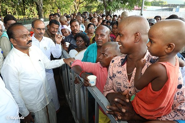 svbcttd's tweet image. TTD EO Sri J Syamala Rao inspected outside queue lines and Narayanagiri Sheds on Sunday evening and interacted with the devotees.

#TirumalaInspections #QueueManagement #TTDEO #DevoteeInteraction #PilgrimServices #TempleManagement #TTDUpdates #TirumalaTemple #DevoteeCare