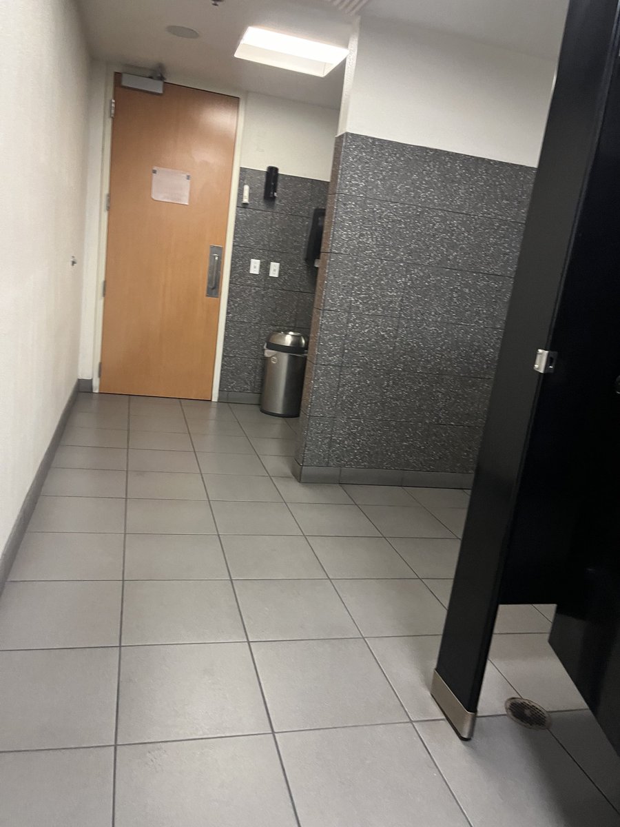 aftonrobotics19's tweet image. I think am in the backrooms