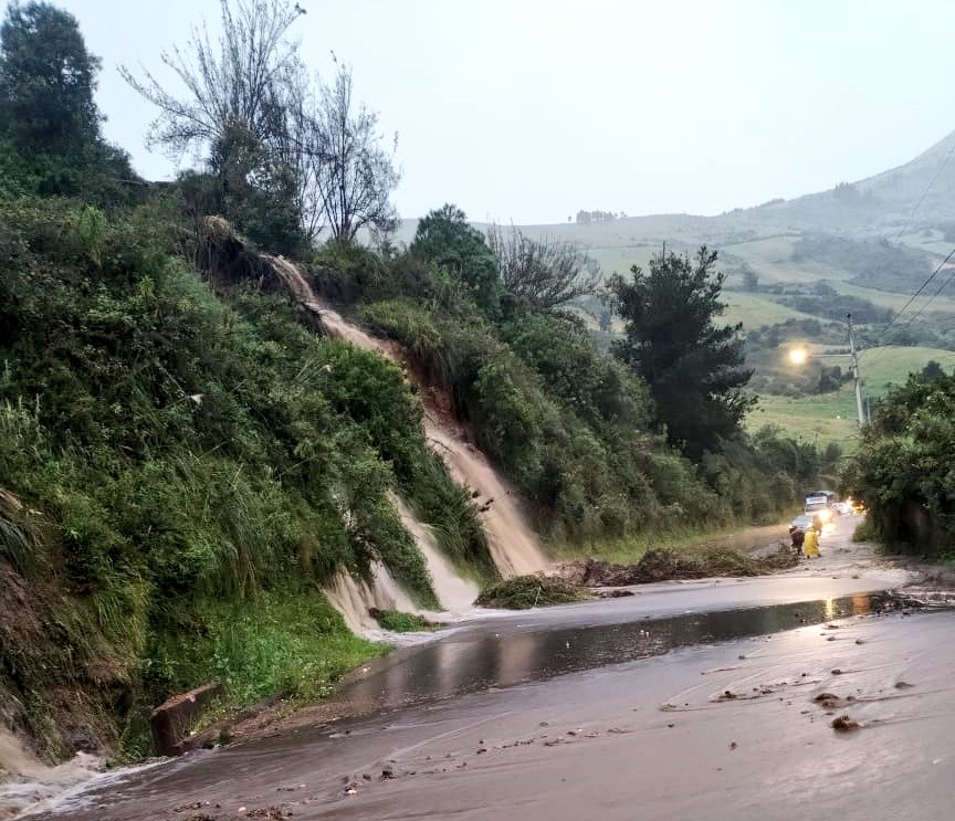 Riesgos_Ec's tweet photo. ⚠️ Actualización deslizamiento en Zona 3, Baños de Agua Santa, Vía Baños-Puyo [E30]: Vía cerrada, 3 heridos y una vivienda afectada. 

COE de Chambo, Penipe y Baños activados.

Suspensión de clases y balnearios. Trabajos de limpieza en curso. https://t.co/NQjK7AS6Ix