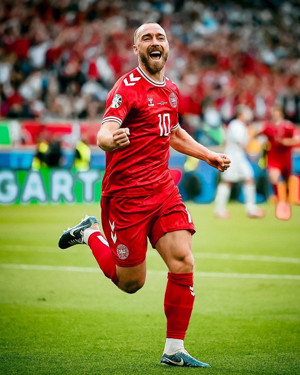FootRoyall's tweet photo. #EURO2024 

🇸🇮 Eslovenia 1-1 Dinamarca 🇩🇰

📰 Christian Eriksen anotó gol en el debut de 🇩🇰, recordemos que en la Euro pasada sufrió un infarto en pleno encuentro

🔝 Gran partido de Benjamin Šeško 🇸🇮

📌 🇸🇮 sigue sin obtener una victoria en el torneo continental https://t.co/Tenu2fX67K