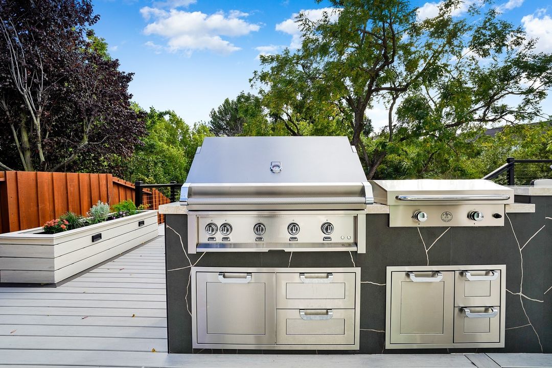Summer sizzle never looked so stylish🔥 
Embracing the season with the ultimate grilling companion - the Hestan 42"" Grill in Steeletto ☀️🍔

📷: @ingenious_g_construction