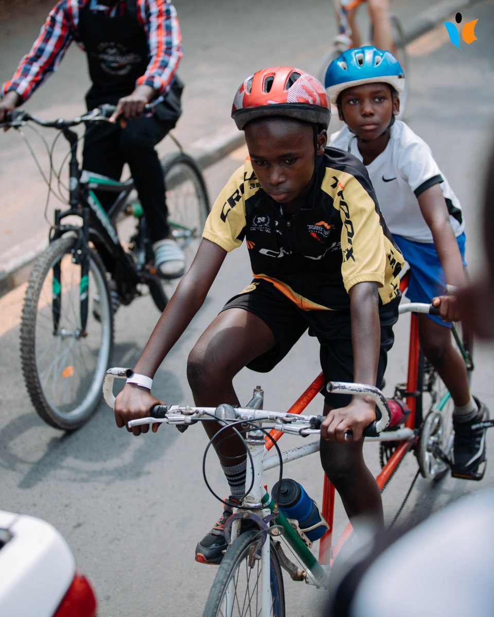 MagazineJimbere's tweet photo. 🚵🏻 Après plus de 26 km parcourus en plein coeur de la ville de #Bujumbura, les cyclistes et fans du vélo sont arrivés sains et saufs au Jardin public, terminus du tour. Moment choisi par @CharlesRandaxhe, Conseiller politique à la @BelgiumInBuja, pour remercier tous les participants et plus  particulièrement les plus #jeunes: "Cette balade n'aurait pas eu la même saveur si vous n'étiez pas là"

😎 Des encouragements mérités, puisque ces jeunes amateurs de la bicyclette n'ont pas flanché du début à la fin, malgré un trajet susceptible de les épuiser

#Burundi #JimbereSports