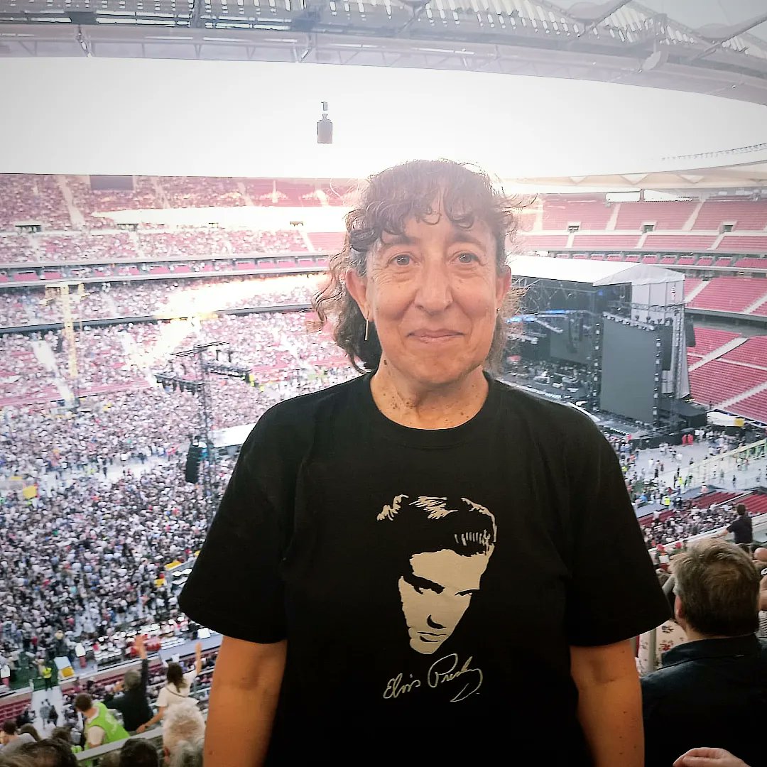 Myriamk68's tweet photo. Cuando @springsteen parece que te ha hecho una @setlistfm para ti en #BruceSpringsteenMadrid14junio
Larga vida a la #EStreetBand
QuΓ© emotiva gira de homenaje a todos los que han sido y que permanecen en los sueΓ±os.
#BruceSpringsteenWorldTour https://t.co/xUi9GA8B0C