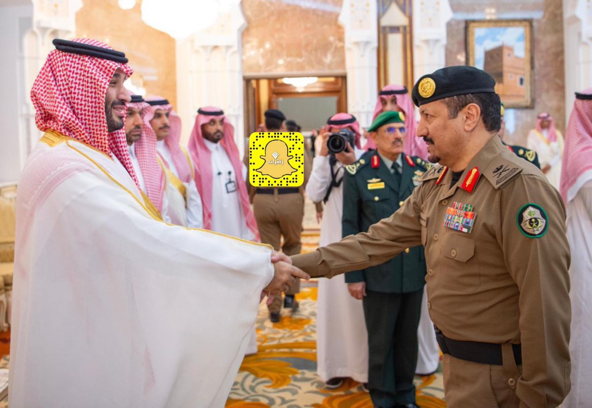 Platform_zah's tweet photo. سعادة اللواء مهندس/ علي بن محسن الزهراني يتشرف بالسلام على سمو ولي العهد الأمير محمد بن سلمان حفظه الله ؛ أثناء استقبال سموّه للمهنئين بـ #عيد_الأضحى_المبارك. 
#ولي_العهد_يستقبل_المهنيين 🇸🇦🤍 https://t.co/1CsjXutPHU
