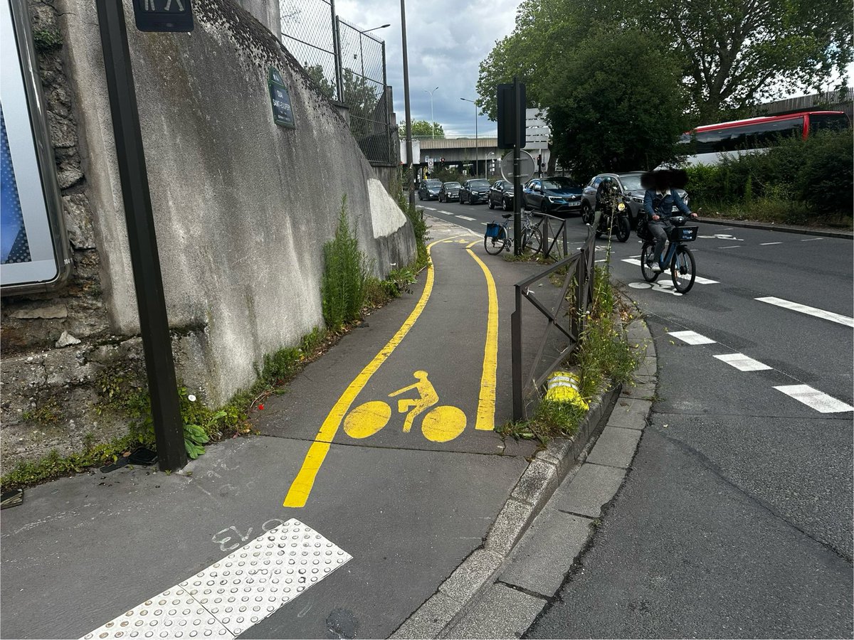 Que dire de cet aménagement cyclable à part que c’est une honte 😩

Et après on va se plaindre que les 🚴roulent sur les trottoirs

On veut des pistes protégées sur la chaussée, et pas ce genre de 💩