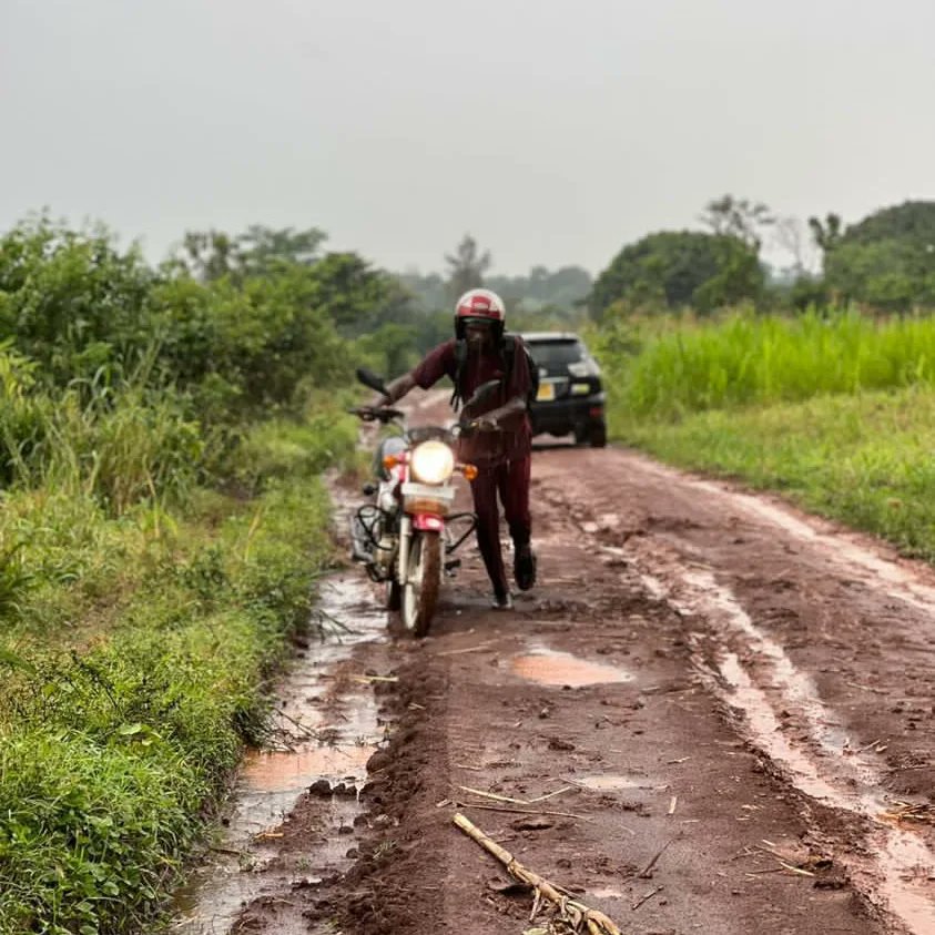 JothamAzira's tweet image. Not Your Ordinary Nurse! 
Come Rain or shine, dust or floods, I&apos;ll reach my patients&apos; homes to provide top-notch care! Devotion &amp;amp; compassion drive me! I&apos;m dedicated to making #recoveryAtHome a reality. See how I overcome obstacles &amp;amp; bring care to your doorstep in the frames below