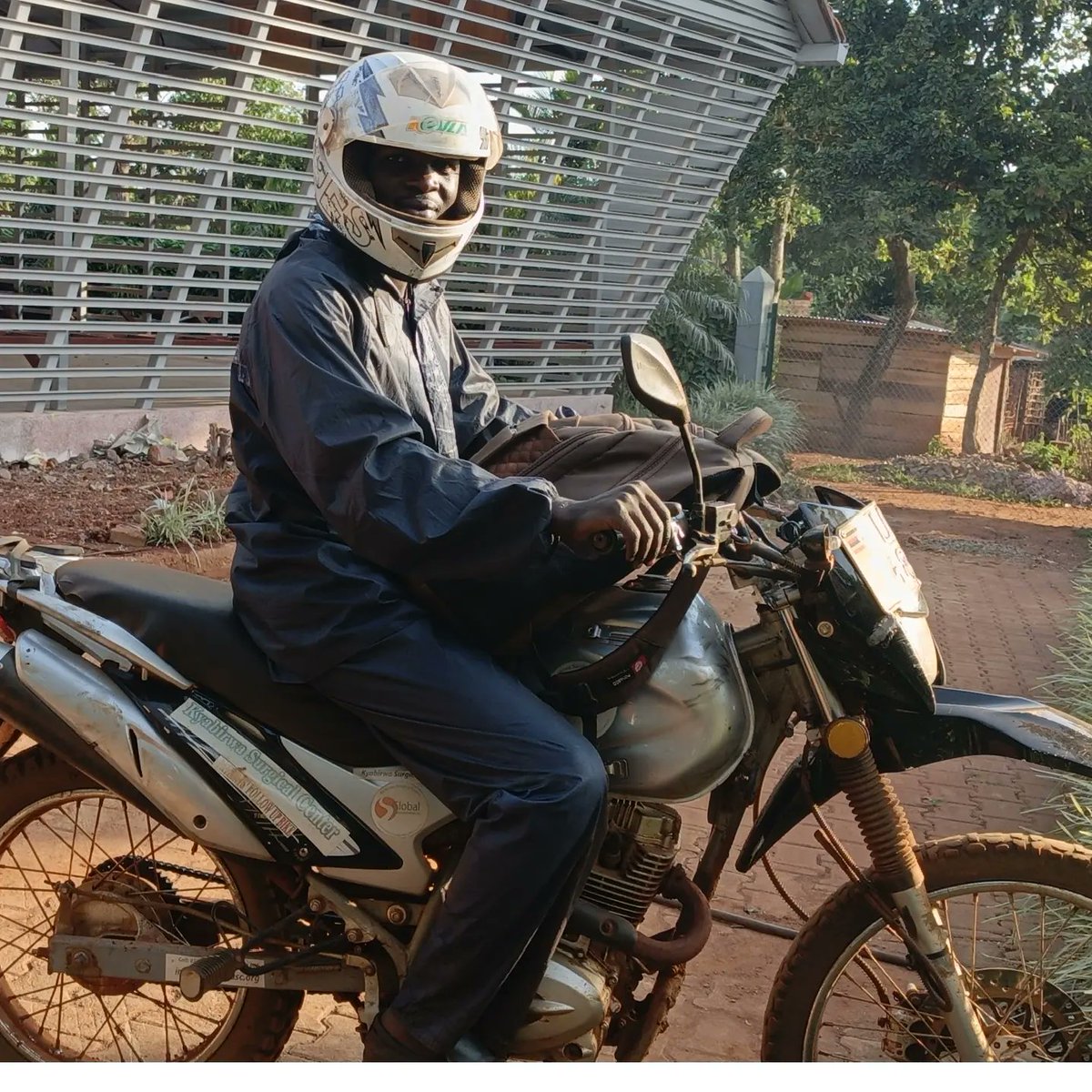 JothamAzira's tweet image. Not Your Ordinary Nurse! 
Come Rain or shine, dust or floods, I&apos;ll reach my patients&apos; homes to provide top-notch care! Devotion &amp;amp; compassion drive me! I&apos;m dedicated to making #recoveryAtHome a reality. See how I overcome obstacles &amp;amp; bring care to your doorstep in the frames below