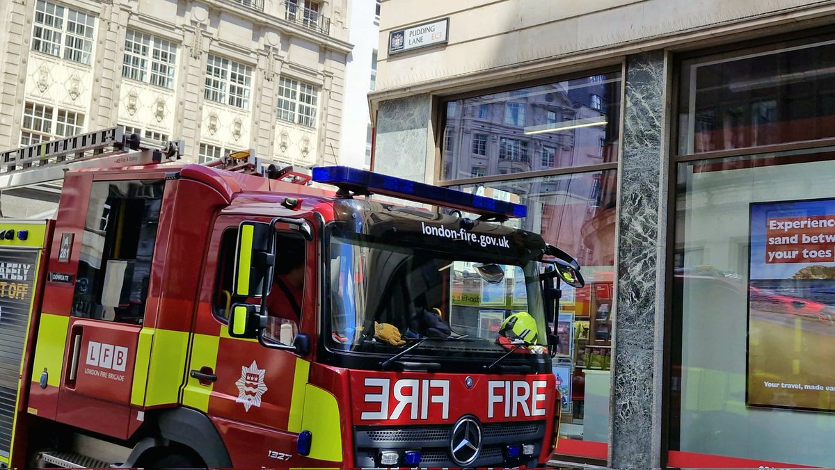 susanswalks's tweet image. Couldn&apos;t resist this photo opportunity.
Just before starting my #GreatFireofLondon walk I spotted this fire engine stopped in Pudding Lane where the Great Fire started. The firefighters were returning from a blaze in Whitechapel - luckily no fire in #PuddingLane today.