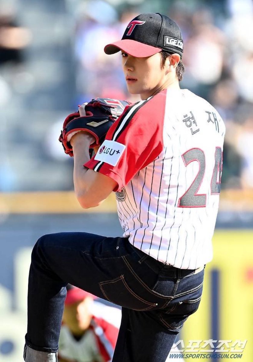 아 진짜 웃기다 셀카가 스포츠조선의 자비없는 실사보다 덜 잘생기게 나오는데 그 셀카도 기절미모인 남자 
...
웃겨? 
지금 남은 선택지가 이제현이랑결혼못해보고죽기 or 출근하기 뿐인데