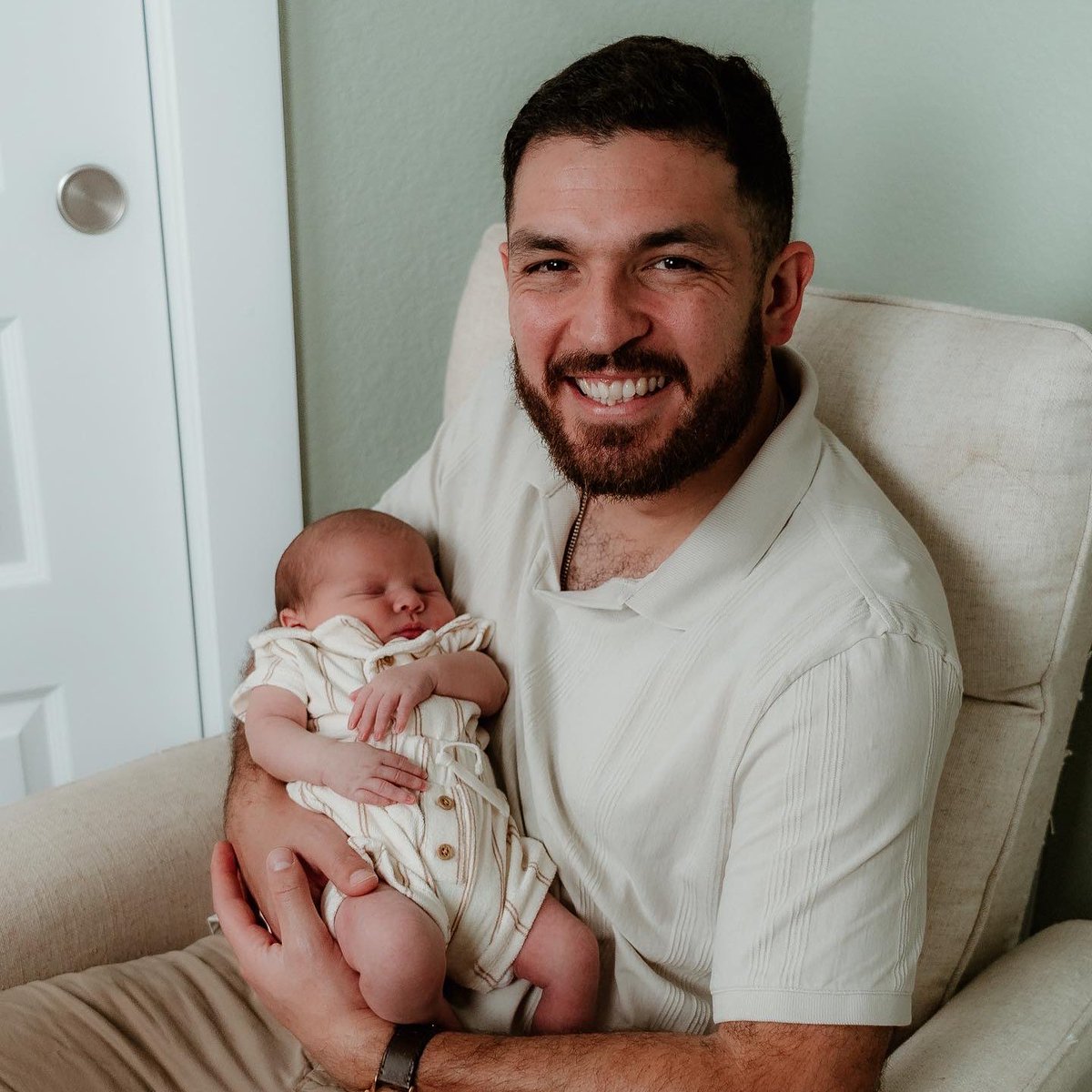 TroyKlessTV's tweet photo. Being a father is life’s greatest Klessing 🙏🏼

I’m grateful to be a dad and lucky I have great dads in my life to look up to. Happy Father’s Day to all the dads!

Fittingly it’s my last day on paternity leave, so we’re gonna make it count! See you on @KHOU tomorrow✌🏼
#klessed https://t.co/9LricFDZHC
