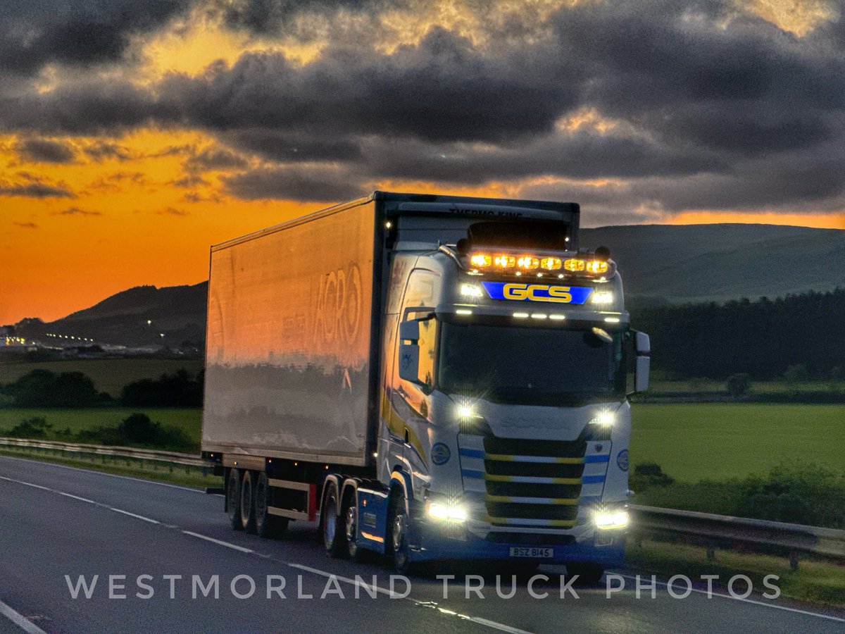 Westtruckphotos's tweet photo. In to the night they go #FerryTraffic #Trucks @_transportnews @TrucknDriver @truckingmag @ScaniaUK @VolvoTrucksUK @RenaultTrucksUK https://t.co/3cwXfsW0IH