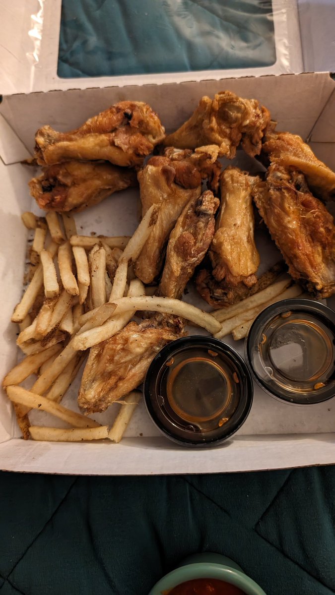 CableTVBox's tweet photo. Yo, BWW in Hiram, what is this fries size?... Who eats like 10 fries and they're done? This wasn't even worth my 20$ as it is to even consider anymore. This is a #Tacomac only now. @tacomacofficial ! @BWWings #bwwhiramga #hirambww https://t.co/DuY6qfoAyN