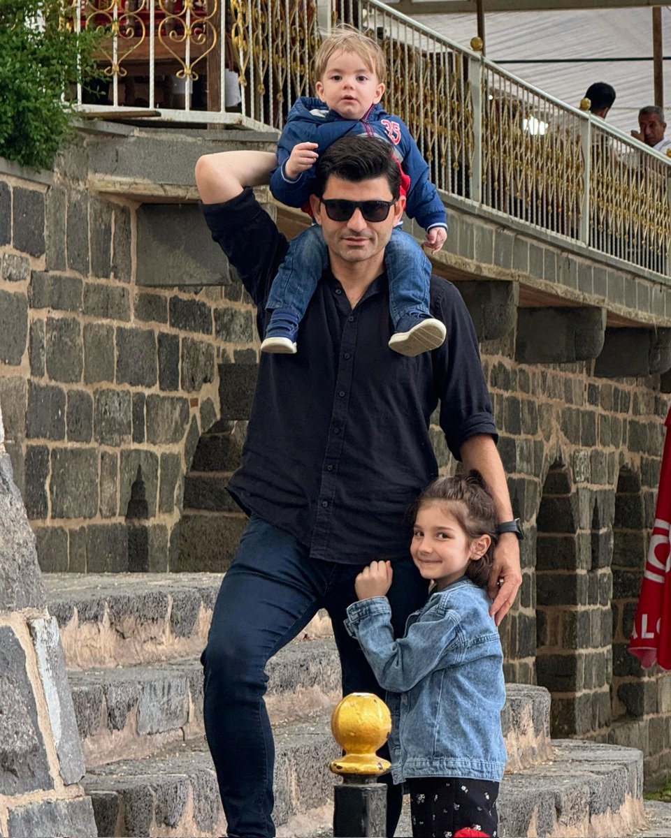 Baba olmak sana çok yakıştı  ❤️    iyi ki ama iyi ki bizimsin💙🩷❤️ <a href="/arifayik_/">Arif Ayık 🇹🇷</a> 

Dünyadan göç etmiş babalarımızın mekani cennet olsun, onlar hep yanımızda 🫶