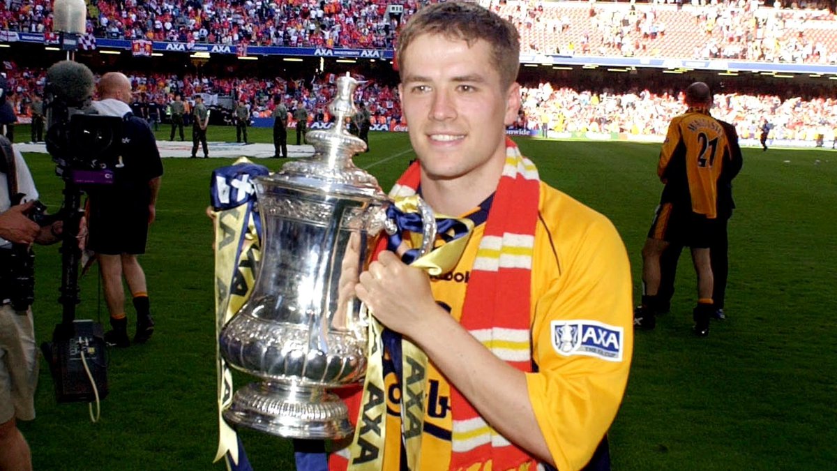 ExtremeFootbal4's tweet photo. #FootballTeasers 927.
Clue (a)
After this footballer eventually made the step up to the top-tier league of his home nation, he impressed with his new club, scoring more than 10 goals. He also scored in the cup final, which his team won
??????????????
#ExFE #CupFinalGlory #TopTier https://t.co/Dg66hckSM7