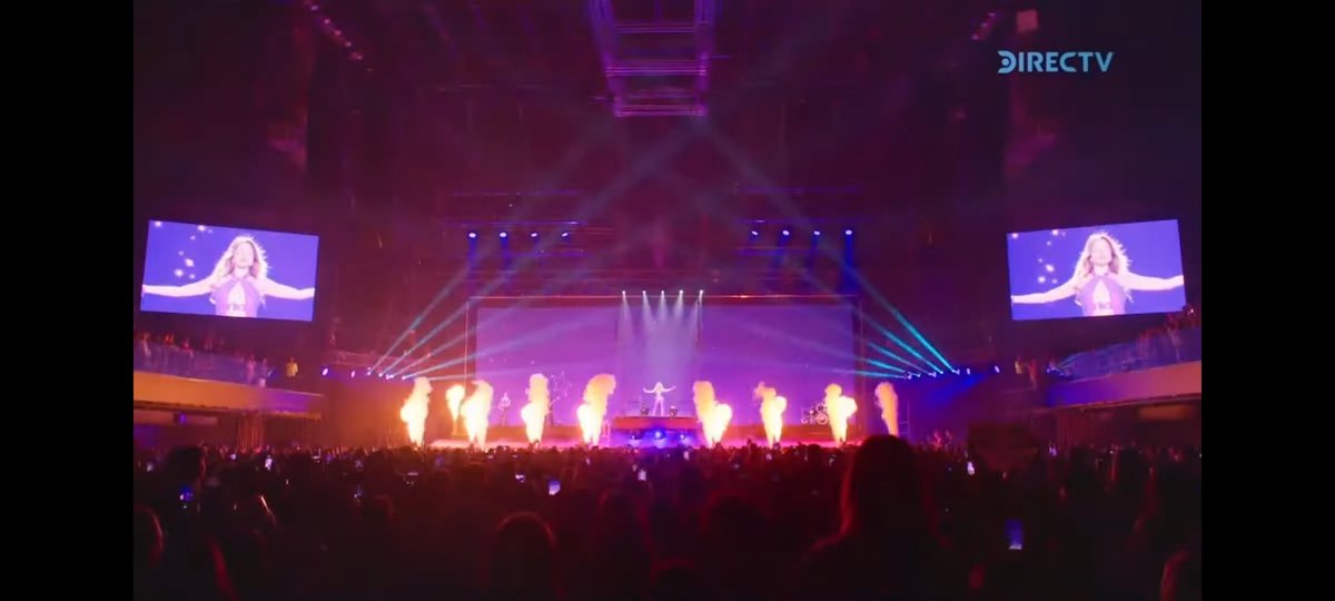 tinigreeicyemi's tweet photo. Isso é um espetáculo sem dimensão, é humanamente impossível ser tão perfeito, ela criou um jogo, fez roupas etc pros fãs, dançou e cantou 2h AO VIVÍSSIMO, se transportou em uma passarela, deixou adesivos nos bancos, Q SURTO ESSES MOVISTAR #emimernes #emiliamernes #emimp3 #mp3tour https://t.co/RohpnP7Rpx