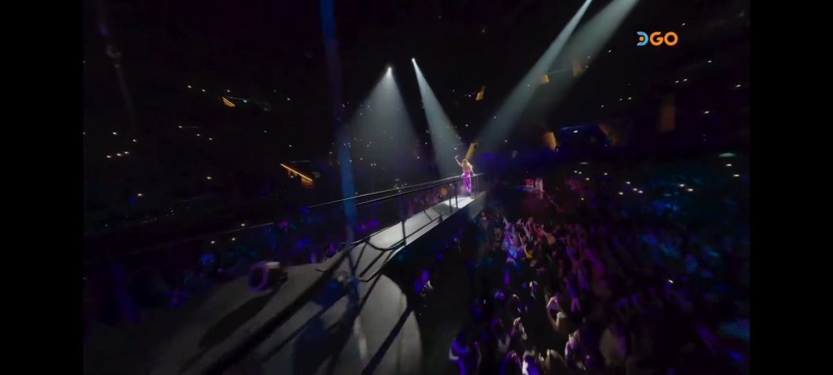 tinigreeicyemi's tweet photo. Isso é um espetáculo sem dimensão, é humanamente impossível ser tão perfeito, ela criou um jogo, fez roupas etc pros fãs, dançou e cantou 2h AO VIVÍSSIMO, se transportou em uma passarela, deixou adesivos nos bancos, Q SURTO ESSES MOVISTAR #emimernes #emiliamernes #emimp3 #mp3tour https://t.co/RohpnP7Rpx