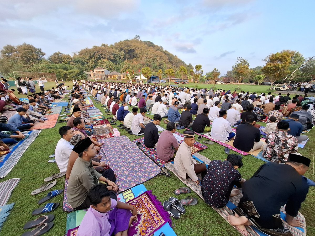 merapi_uncover's tweet photo. @rmdn_aaaa Sholat Idul Adha 2024 #lapangan #berjo #sidoluhur #godean #sleman #yogyakarta | @aad_taufiq https://t.co/cWjRkhZkIC