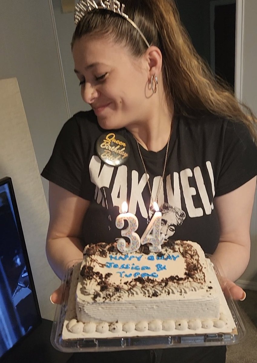 makavelirauhl's tweet photo. Lmfao. Bestfriend got me a cake and put pacs name on it with mine 🎉😂🎂👑
#TupacDay #HappyBirthdayTupac 🕊 https://t.co/XmBW7523Hu