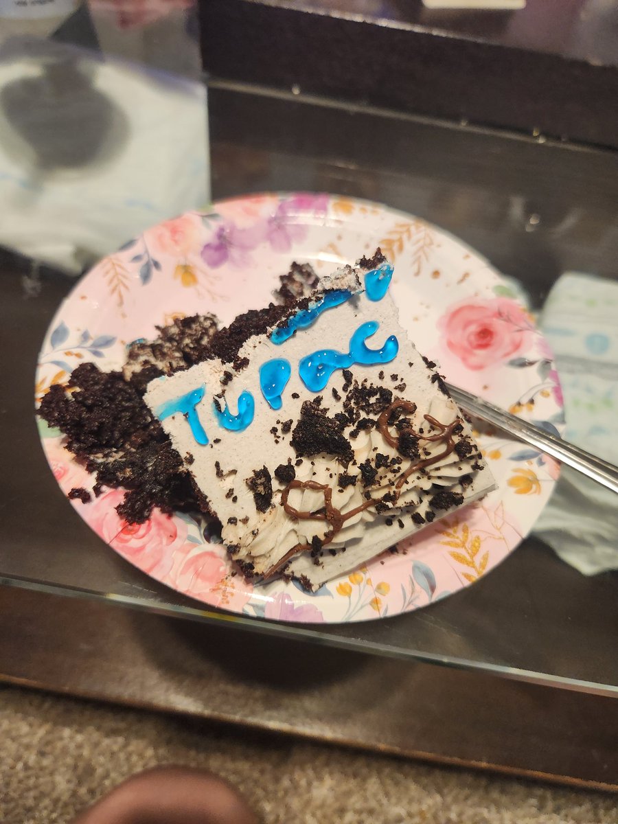 makavelirauhl's tweet photo. Lmfao. Bestfriend got me a cake and put pacs name on it with mine 🎉😂🎂👑
#TupacDay #HappyBirthdayTupac 🕊 https://t.co/XmBW7523Hu