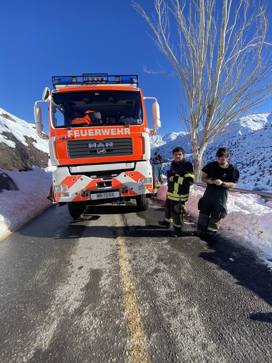 cmelzerh's tweet photo. @mpamthauer @CNNChile @Cooperativa @Tele13_Radio @T13 Y niños jugando a ser bomberos. Cero liderazgo y conocimiento de la ruta. Y municipalidad no es capaz de controlar nada. Desastre. https://t.co/44H3RJzwqP