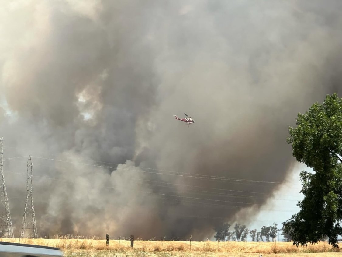 MetroAirOps's tweet photo. Metro Fire Copter 1 at the Jackson Rd Fire in East Sacramento County. 📸 by 916Times on Instagram https://t.co/xXJrPnHPhp